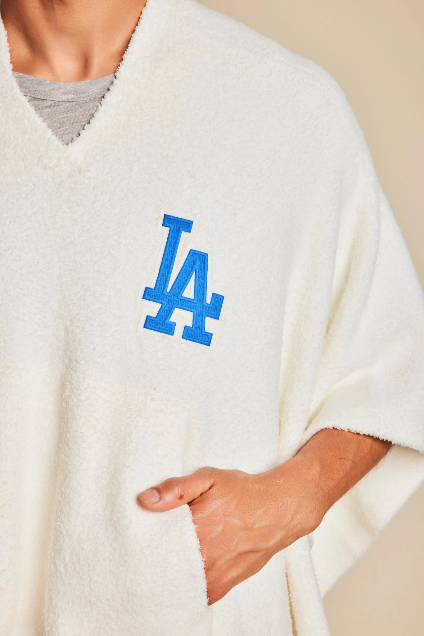 CozyChic® Los Angeles Dodgers™ 3 in 1 Poncho - Image 4