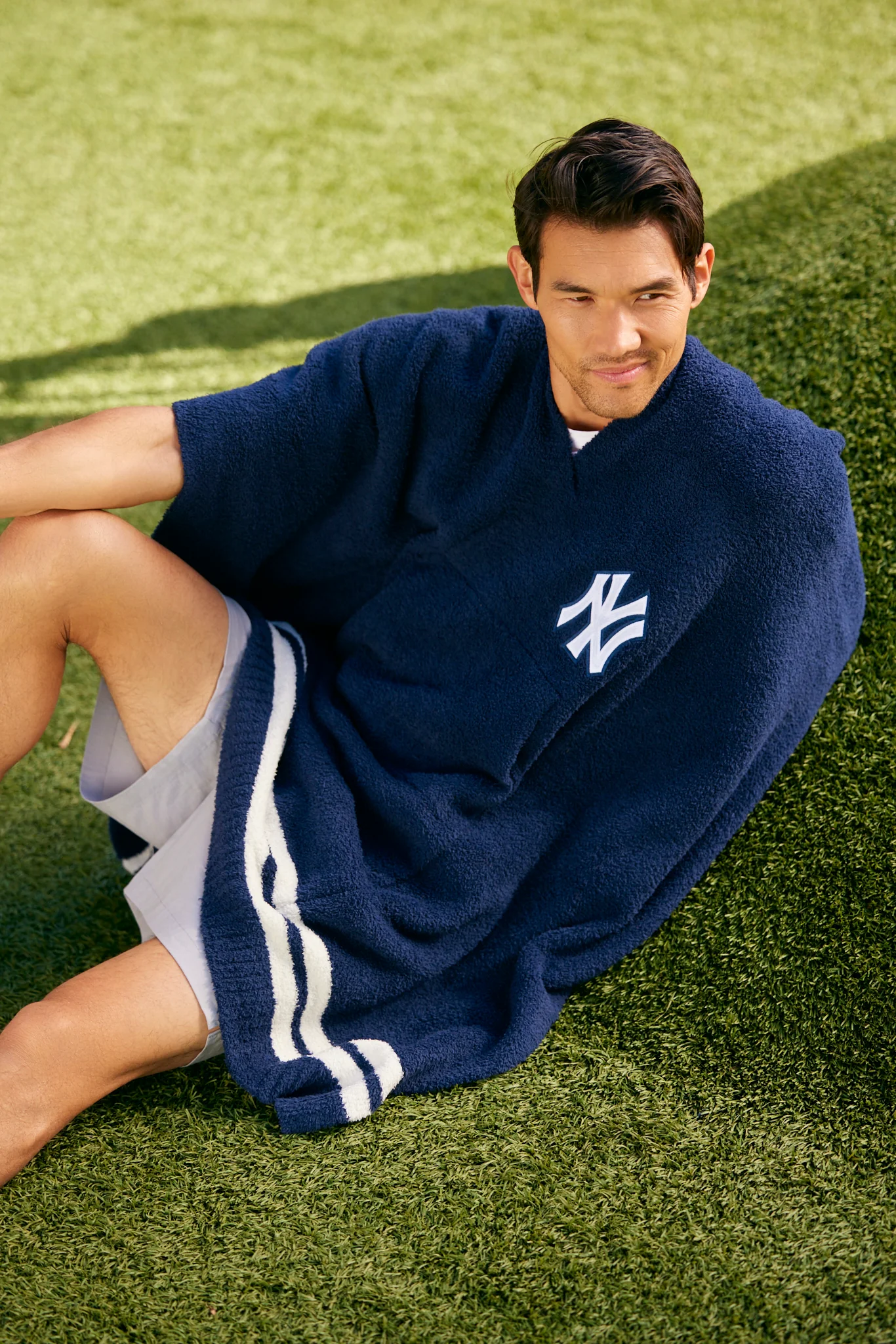 CozyChic® New York Yankees™ 3 in 1 Poncho - Image 8