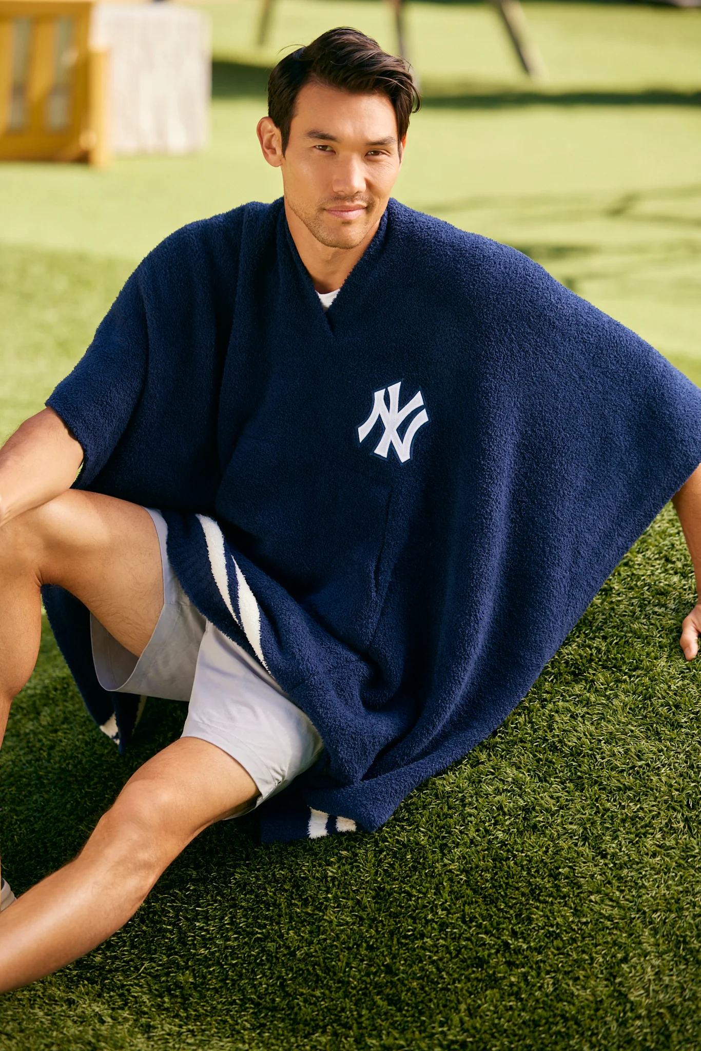 CozyChic® New York Yankees™ 3 in 1 Poncho - Image 9